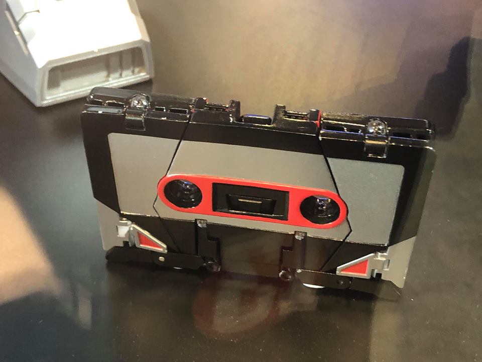 Toys-Alliance-Soundwave-10