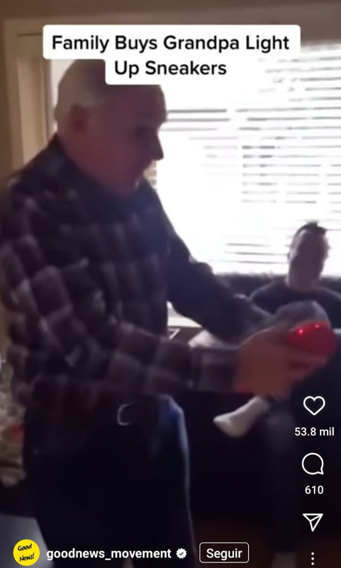 La historia del abuelito que se emociona al recibir sus tenis nuevos
