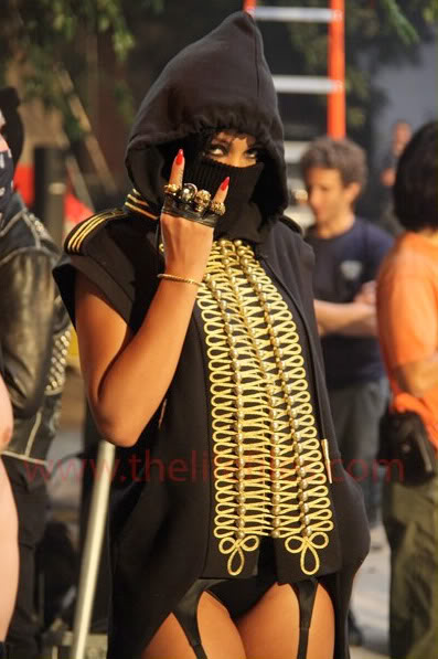http://i211.photobucket.com/albums/bb241/fashionising/celebrity/rihannaclip2.jpg