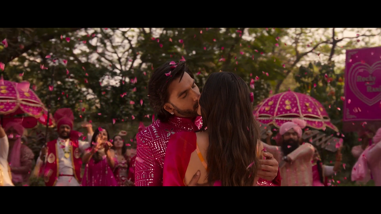 Rocky Aur Rani Kii Prem Kahaani 2023 - by Telly - VLC media player 08-09-2023 14_06_56