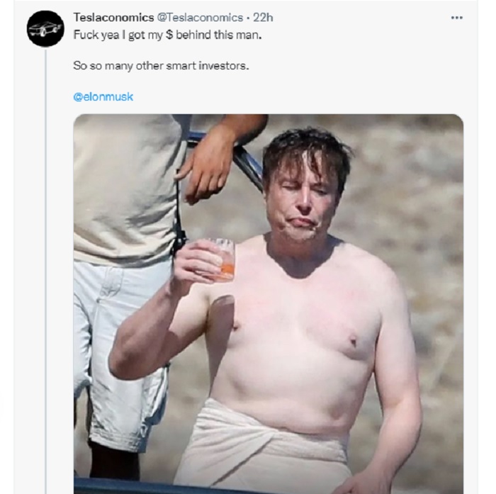 Elon Musk saat menikmati liburan singkat di lepas pantai Mykonos, Yunani pada Minggu (17/7/2022).