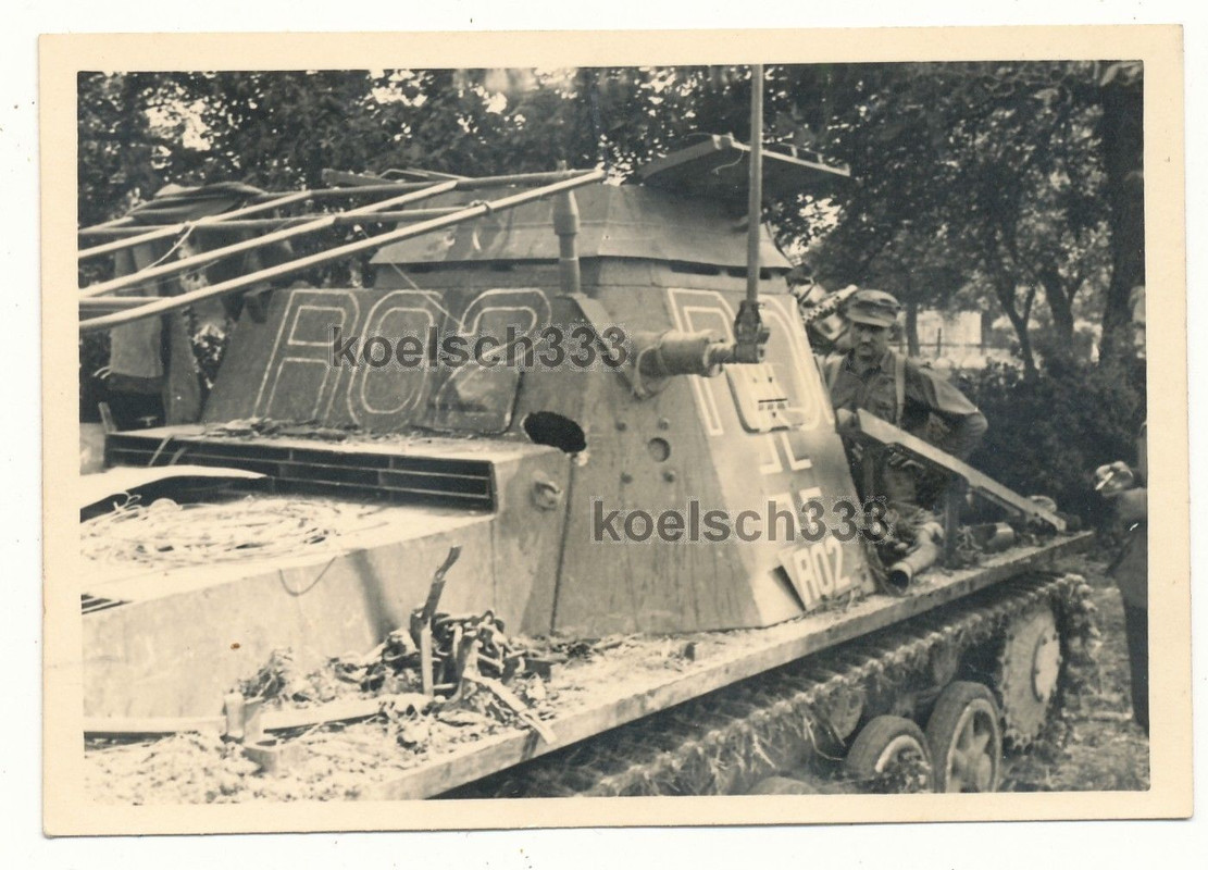 Foto Panzerbefehlswagen mit Einschüssen an der Westfront ! Panzer Sd.Kfz. 265