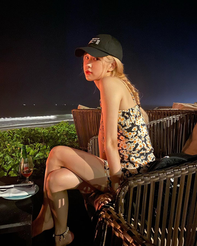 Rose BLACKPINK pakai baju summer di Bali