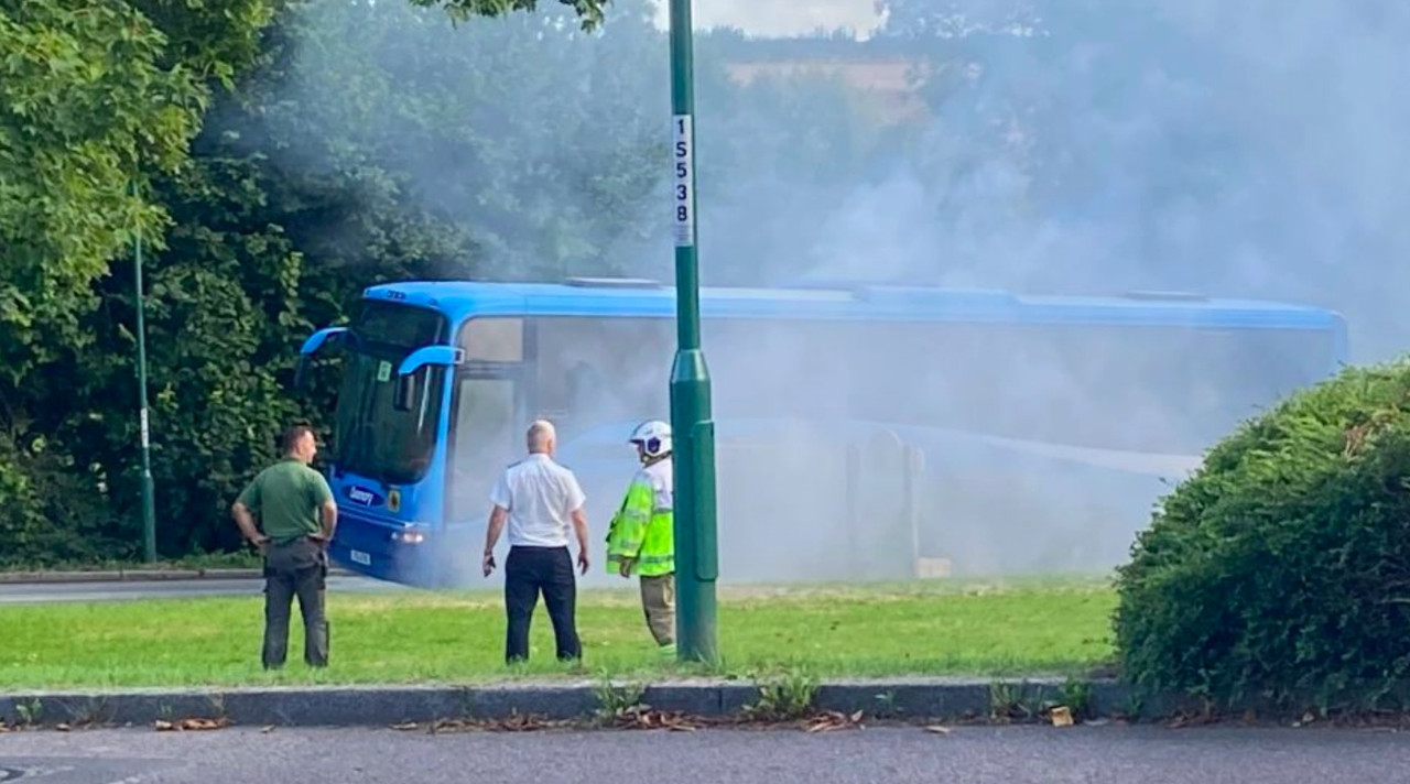 Se incendia autobús escolar con 50 niños a bordo