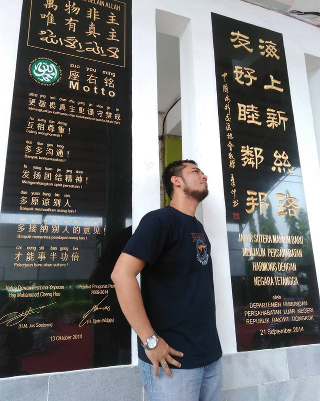 Dinding marmer hitam dengan tinta emas di Masjid Cheng Ho