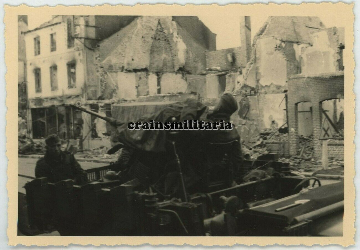 Foto SdKfz 10-4 Halbkette 2 cm Flak in zerstörtes ROTTERDAM Holland 1940