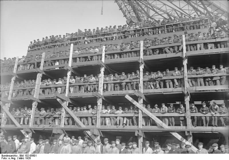Tribuna con trabajadores de los astilleros en el lanzamiento de cuatro lanchas torpederas, el 15 de marzo de 1928