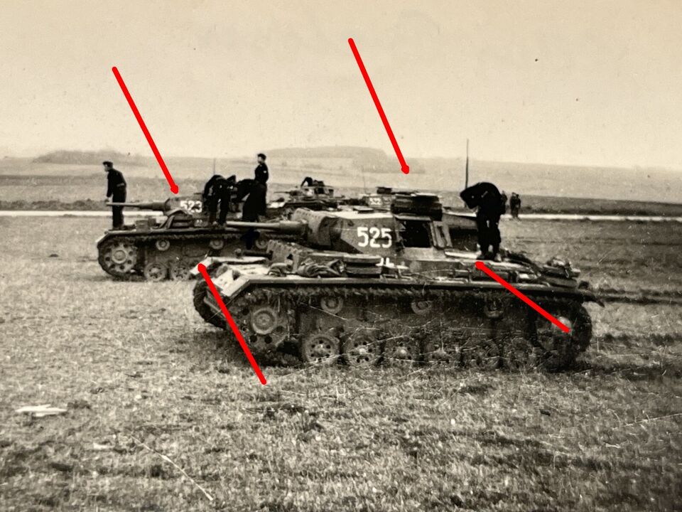 Foto Frankreich, Panzer III beim Schafschießen in Villers-Bretonneux, 525 u. 523 (1)