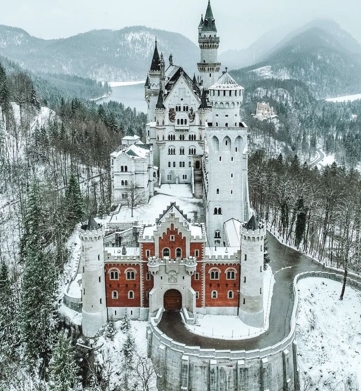 324835453_532342802293398_975223344681754225_We post some winter magic from Neuschwanstein Castle.
