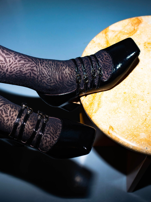 escarpin-babies-petit-talon-brides-cuir-verni-noir-penny-patricia-blanchet-image-survol_1500x2000_cr