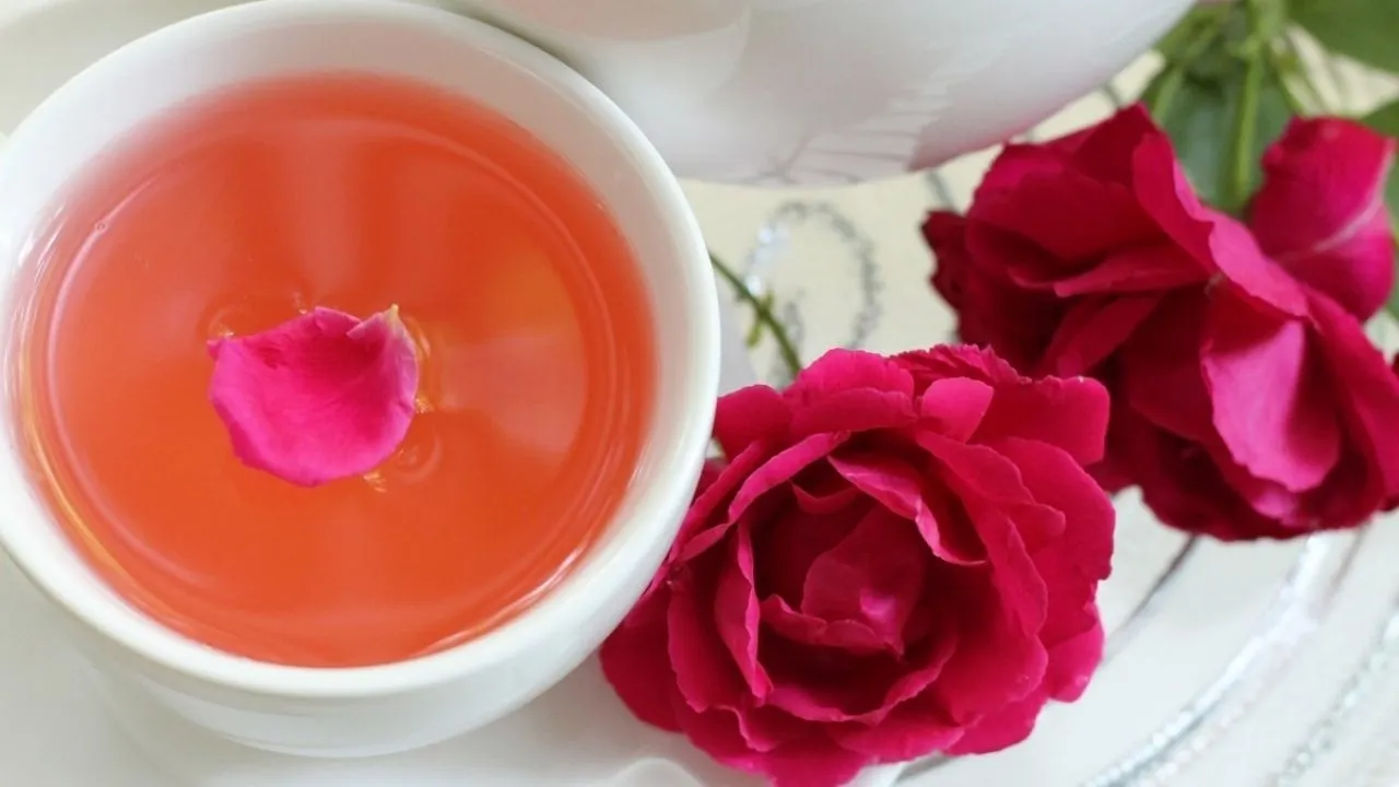 ¿Qué pasa si tomo agua de rosas todas las noches?