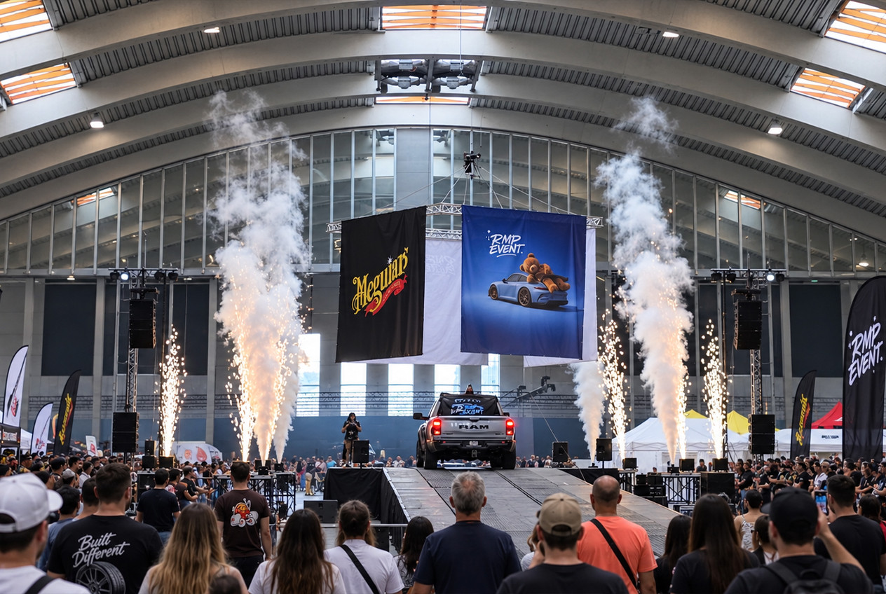 Show auto-moto avec public et flammes