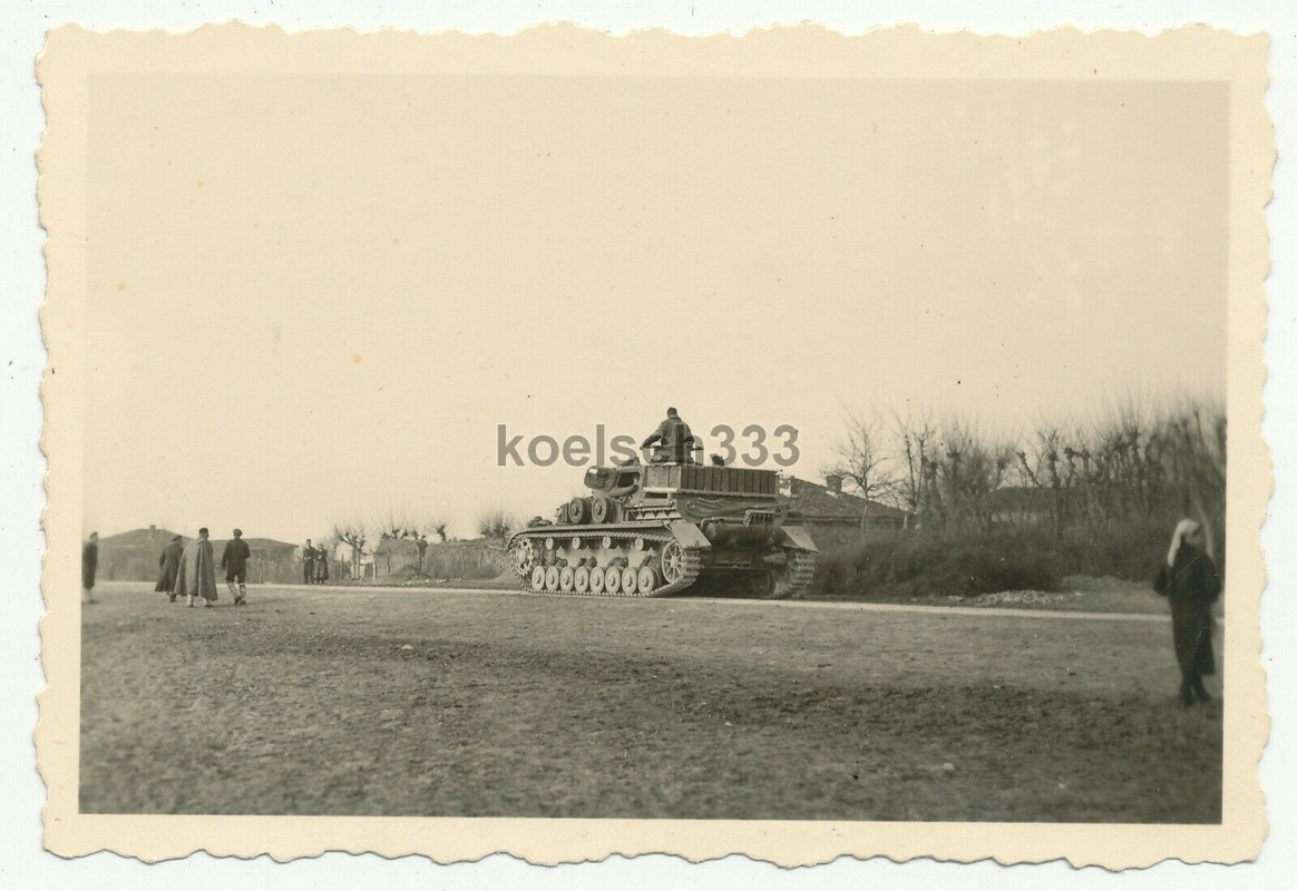 !Foto Panzer IV mit zusätzlichen Benzinkanistern auf dem Marsch an der Ostfront