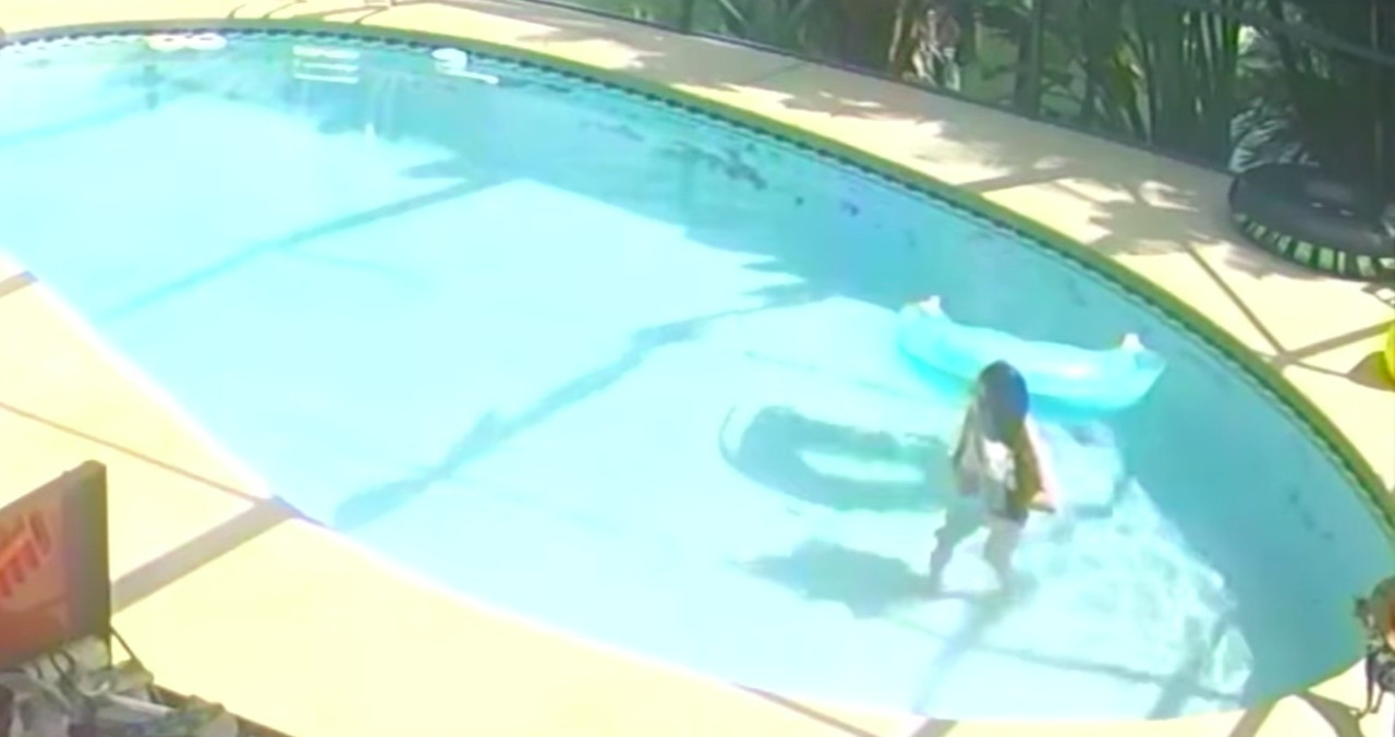 Mujer ahoga a su perrito en la piscina; aterradora escena quedó grabada en video