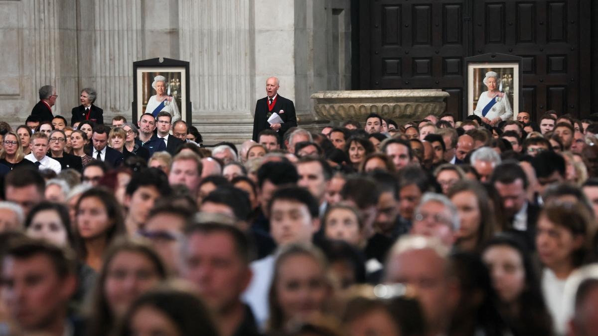 Rinden tributo póstumo a Isabel II en catedral de San Pablo 