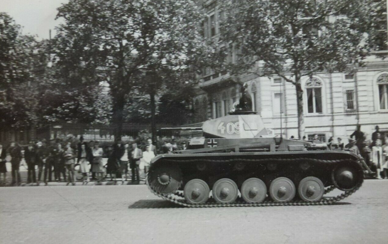 Foto , 2WK Paris Panzermann mit Panzer ,1