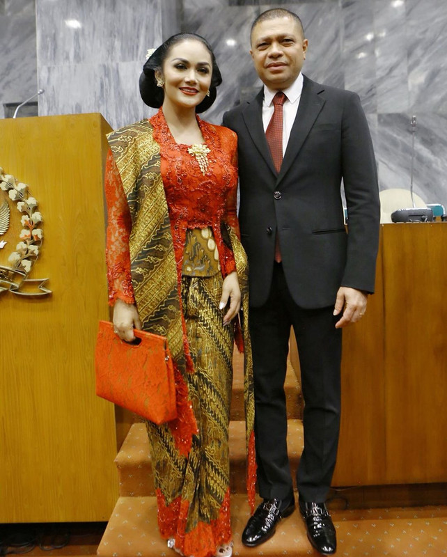 Krisdayanti dan suaminya, Raul Lemos ketika menghadiri pelantikan Anggota DPR di Kompleks Parlemen Senayan, Jakarta Pusat pada Selasa (1/10/2019).