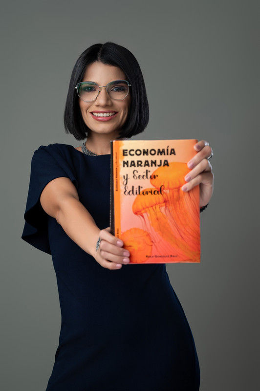 Keila González Báez con el libro Economía naranja