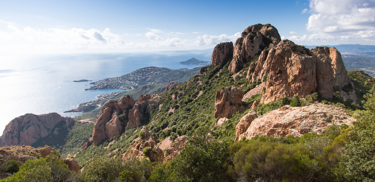 Scène de rue animée avec personnes et architecture urbaine