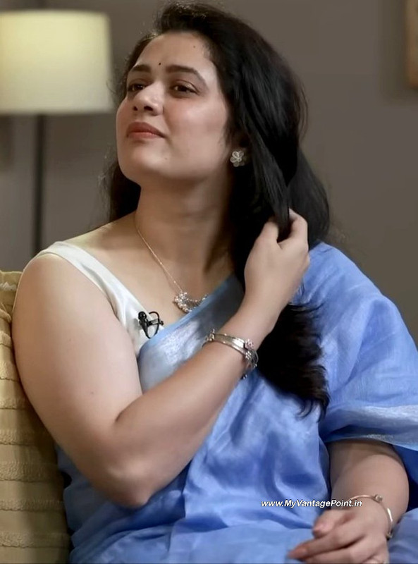 13-Girija-Oak-Godbole-Photos-in-Blue-Saree-and-White-Blouse-in-Lallantop-Interview-My-Vantage-Point