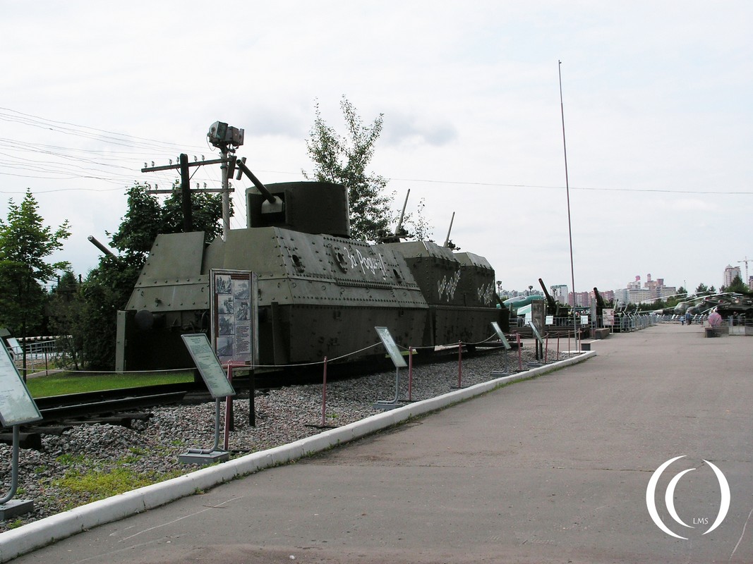 Train blinde - Page 4 Russian-Armored-Train-Photo-2009-1