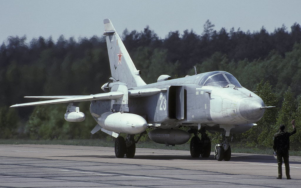 11 ORAP Su-24MR 23 White_0615308_12