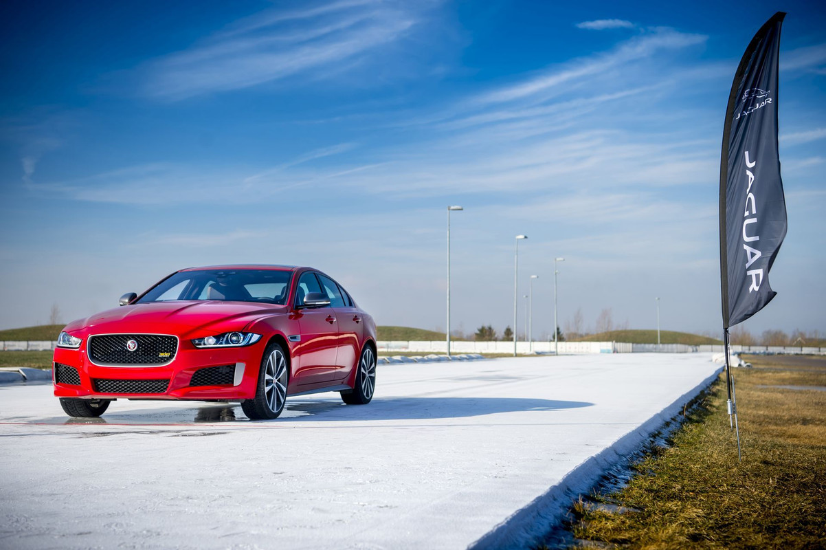 Jaguar XE 300 Sport Edition (1)