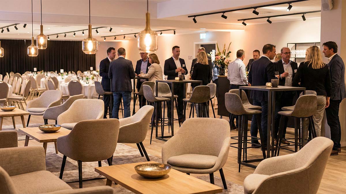 Смешанный формат мероприятия: сочетание лаунж-зоны с креслами, высоких коктейльных столов и классической банкетной посадки.