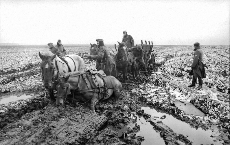 Bundesarchiv_Bild_101I-289-1091-26,_Russland,_Pferdegespann_im_Schlamm