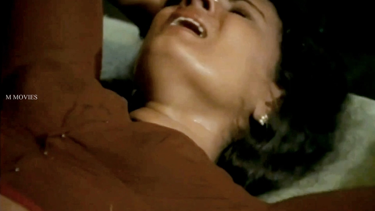 Jayabharathi Sexy Sizzling Deep Navel and boob scenes from Nagamadathu mp4 snapshot 00 22 289