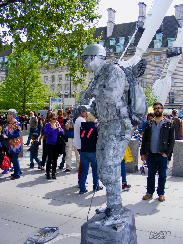 Living-statue-London-HD.jpg