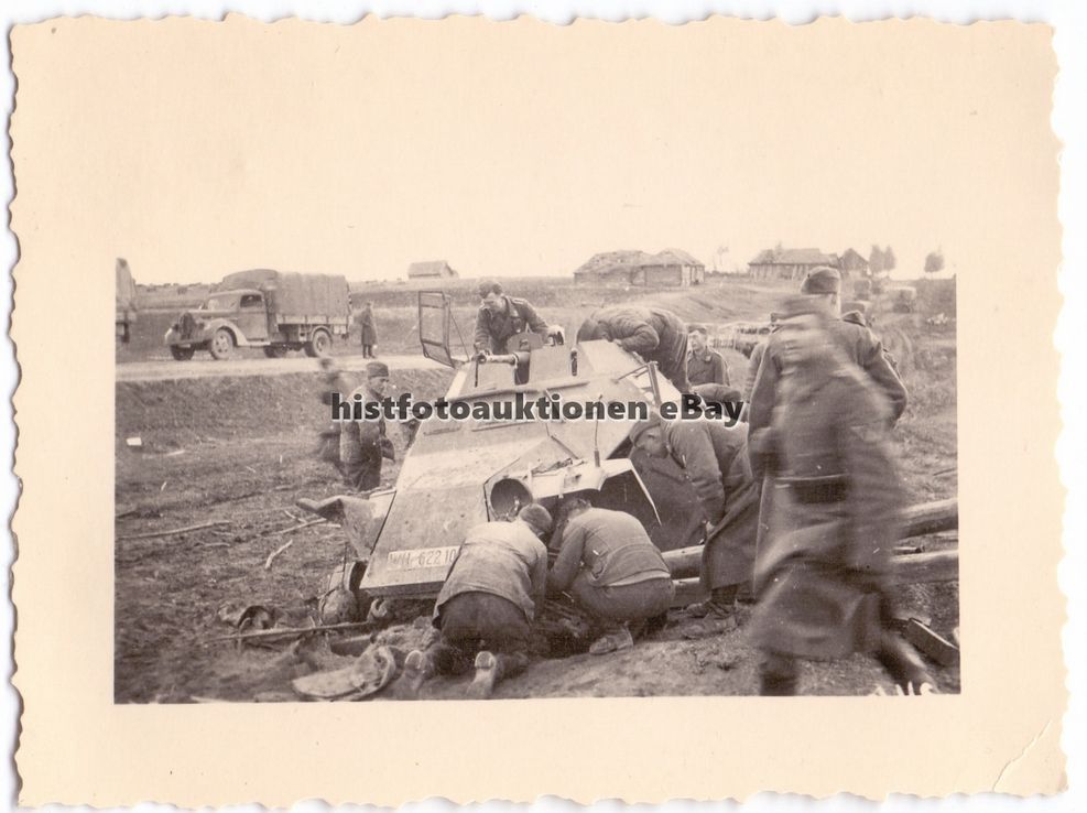 zerstörte deutsche Panzerspähwagen mit Kennung R