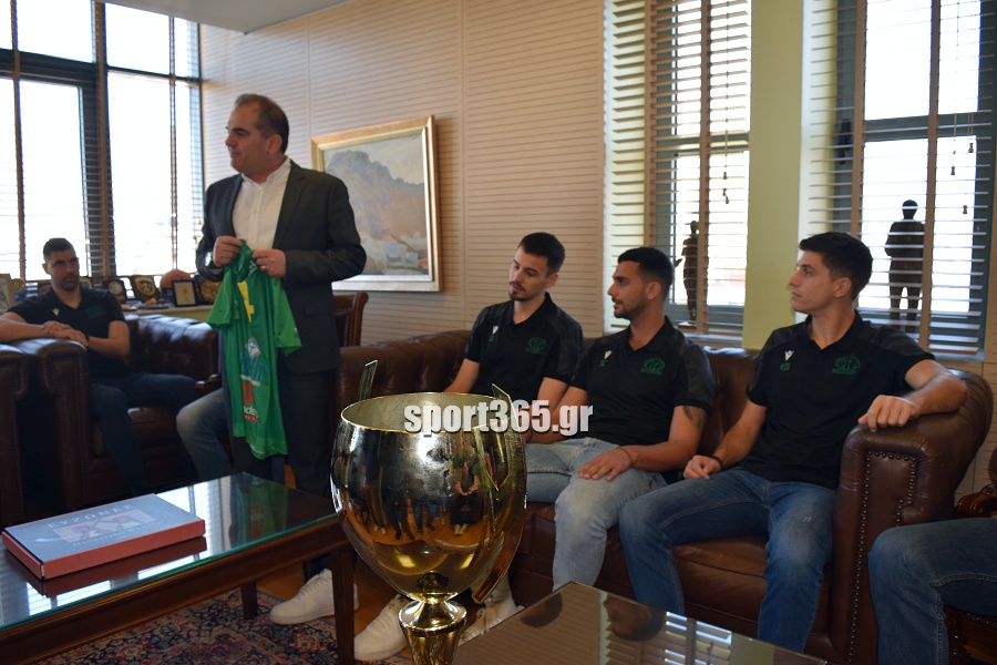 , Οι θριαμβευτές της Καλαμάτας ’80 στο Δημαρχείο: Η πόλη υποκλίθηκε στους πρωταθλητές! – «Να γιορτάσουμε και για την Μαύρη Θύελλα» (φωτο & βίντεο)