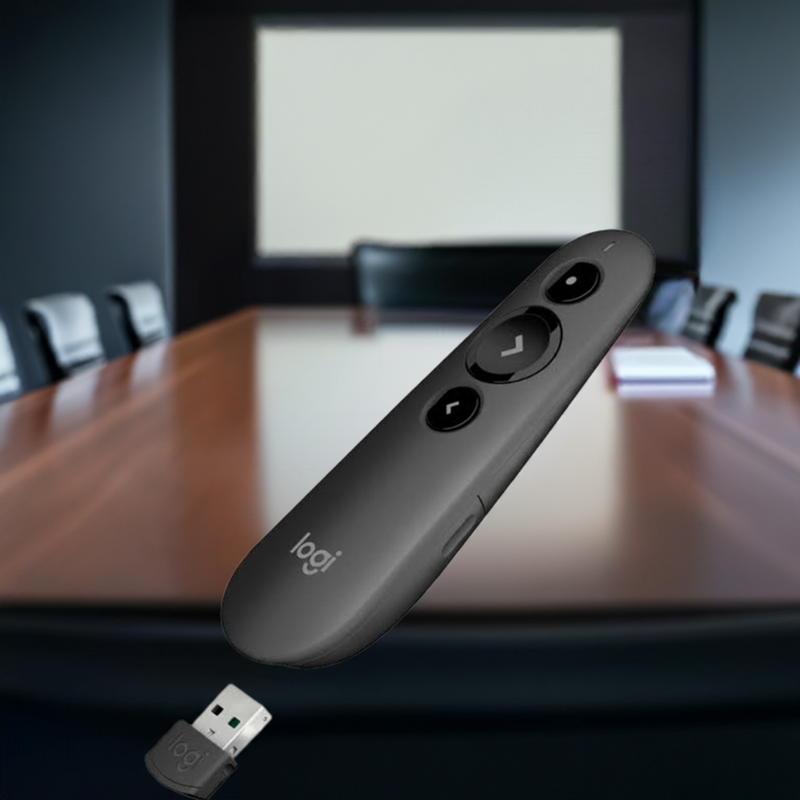 Apresentador Logitech R500s sendo segurado na mão