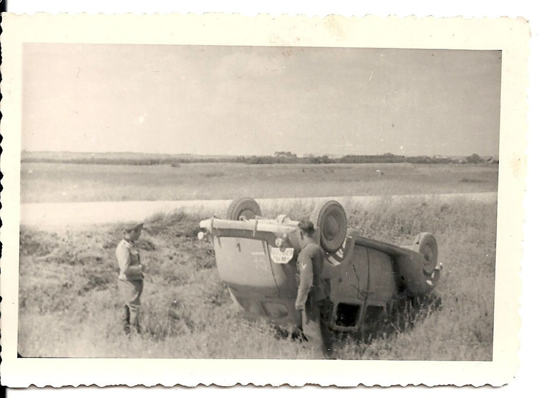 Orig.Foto Auto des Spieß in den Graben gefahren 