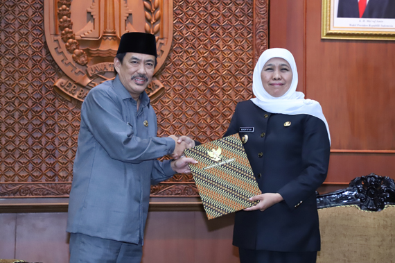 Serahkan Surat Perintah Tugas (SPT) Plt. Bupati Sidoarjo, Gubernur Khofifah Harap Pemerintahan Sidoarjo Berjalan Produktif dan Kondusif