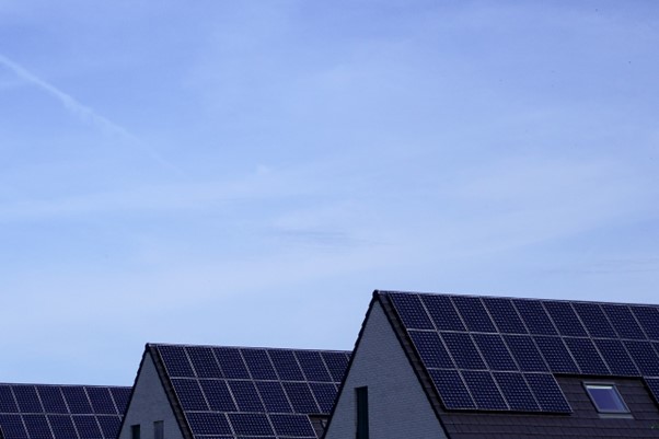 quartier résidentiel avec tous les toits des maisons équipés de panneaux solaires