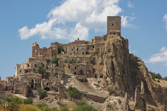 Craco, sebuah kota terbengkalai di Italia yang kini jadi tempat wisata.