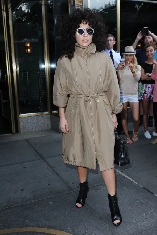 7-28-14-Leaving-her-apartment-in-NYC-001