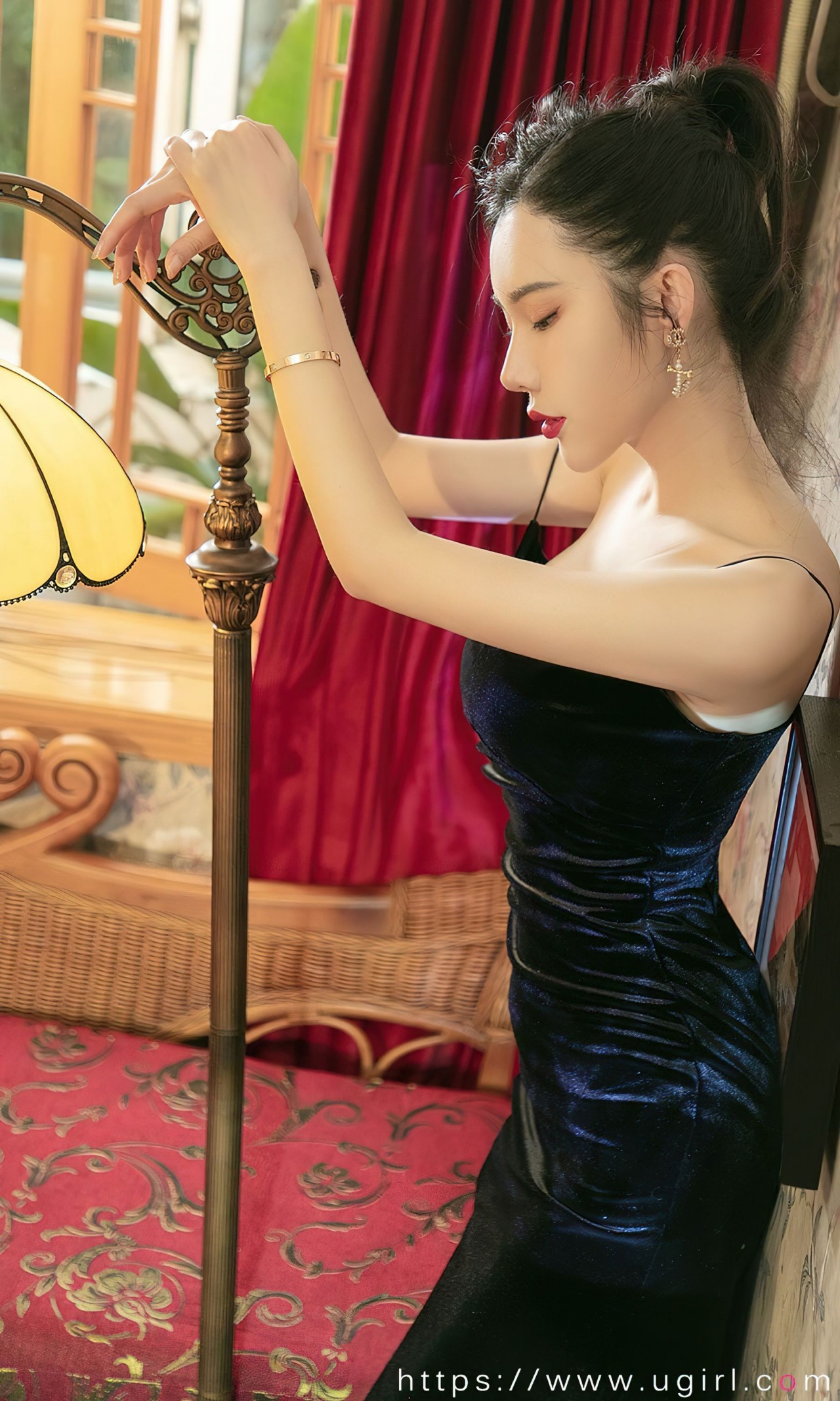 萌 琪 琪《黑色吊带裙》写真，性感、优雅气质插图4