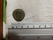 Nummus de Majencio. AETERNITAS AVG N. Dióscuros y loba. Ostia IMG-20201212-214653