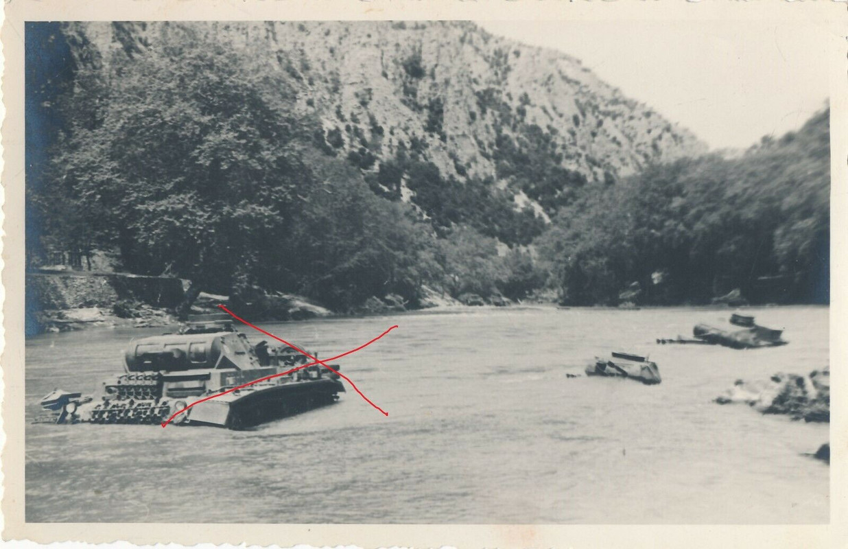 Vormarsch in Griechenland Deutsche Panzer im Fluß Tembital