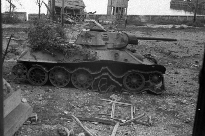 Советский танк пришел на помощь батальону МП Ботылева. Был подбит у клуба им. Сталина. 1943 г.