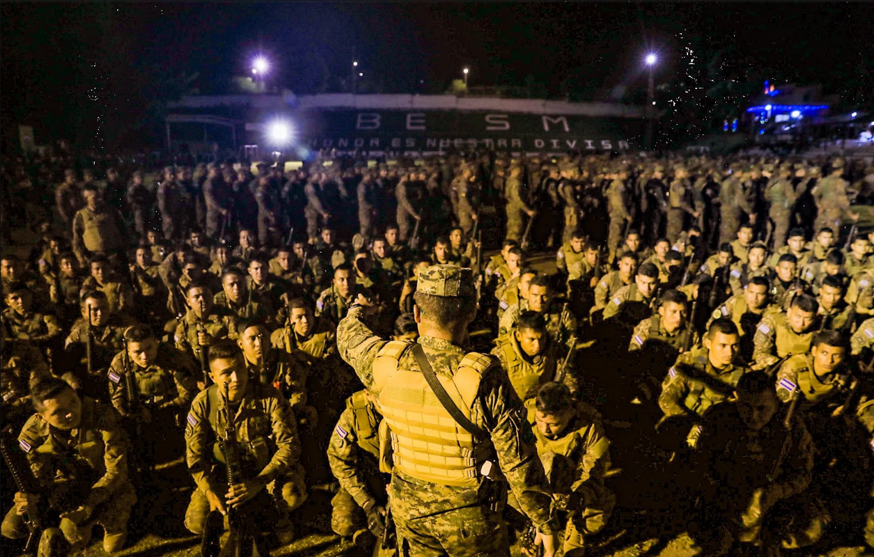 Militares de El Salvador realizan operativo masivo para detener a pandillas 