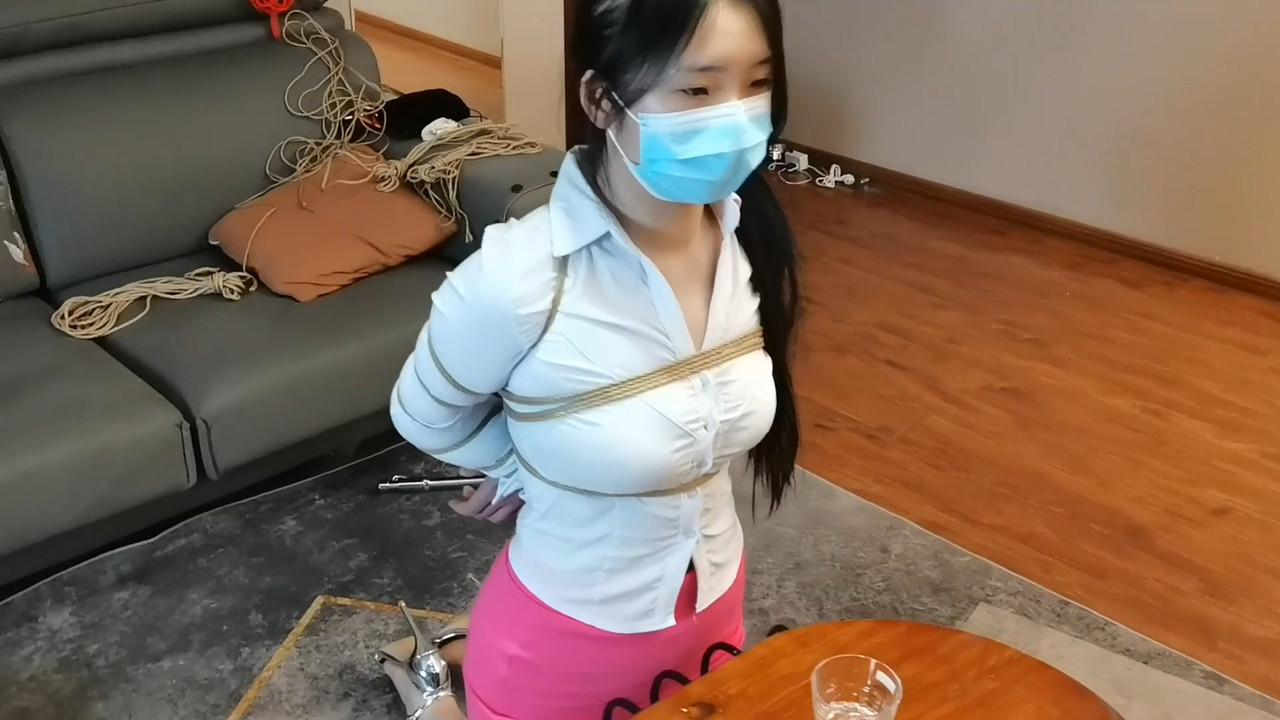 一绳所爱 宋思琪跪在地上各种堵嘴口水收集.mp4_20220701_185154.504