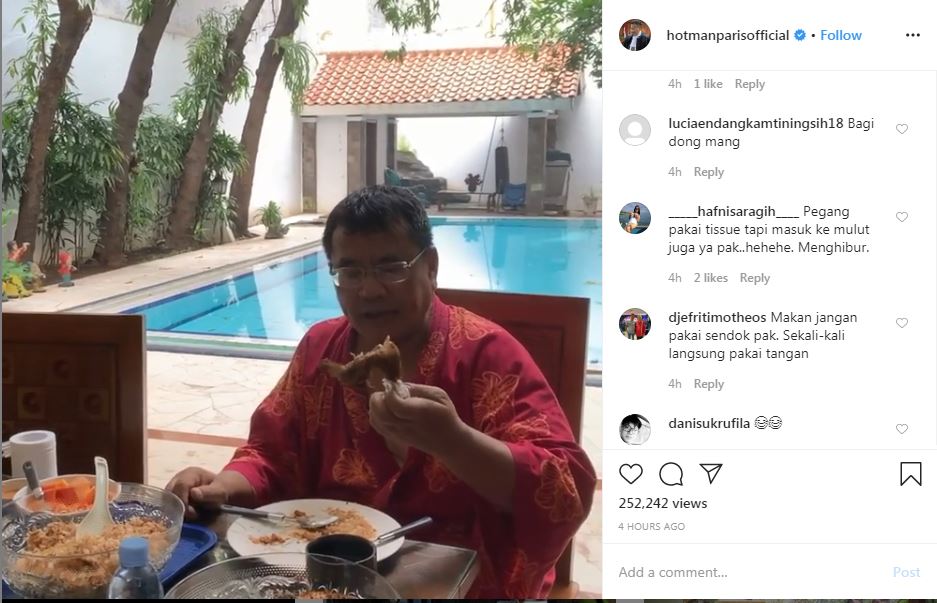 Hotman Paris pegang ayam dengan tisu