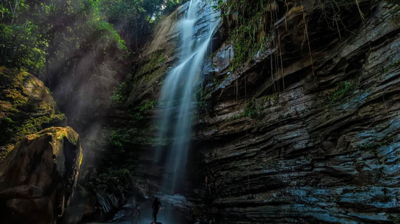 Pesona Air Terjun Tembinus, Oase Hijau di Jantung IKN
