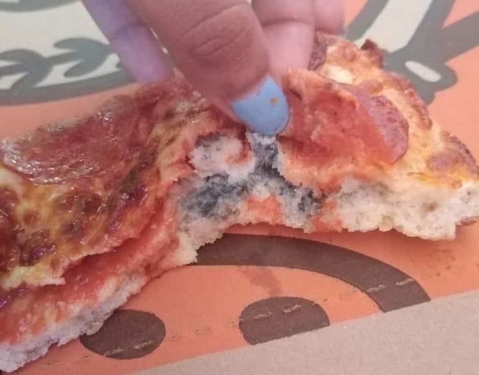 Reportan pizza podrida en una popular cadena