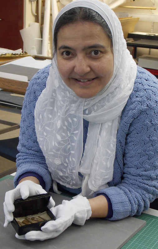 Gambar selebaran yang dirilis oleh University of Aberdeen pada 16 Desember 2020 menunjukkan asisten kuratorial Abeer Eladany berpose dengan potongan kayu cedar yang awalnya ditemukan pada tahun 1872 di dalam Piramida Besar di Giza di Mesir dan baru-baru ini ditemukan kembali dalam koleksi museum Universitas Aberdeen setelahnya.