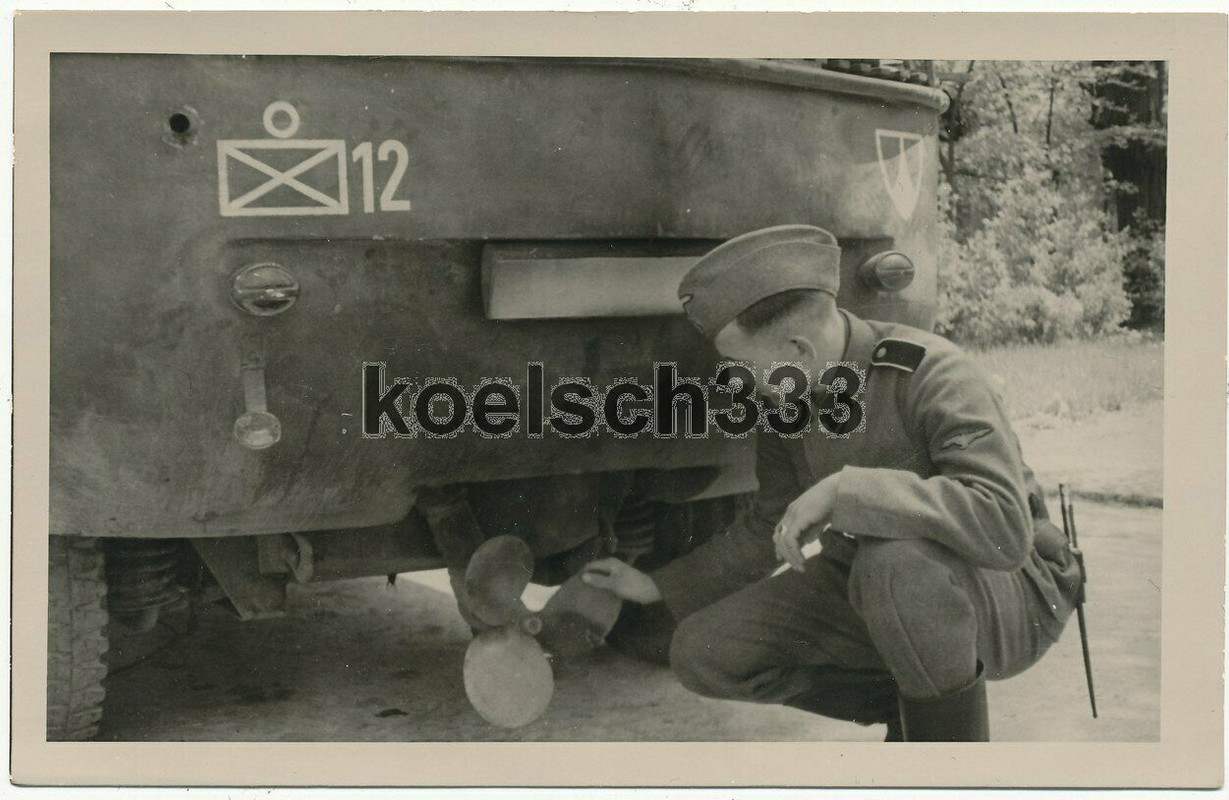 Foto Soldat an der Schraube vom Trippel Schwimmwagen ! Amphibien PKW Kübelwagen